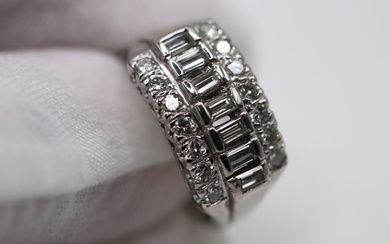 14K White Gold 3 row Ring with 14 round diamonds and 7 Baguettes cut diamonds. Size 7.5.