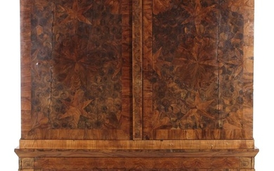(-), 17e eeuws kruispootkabinet met diverse houtsoorten fineer...