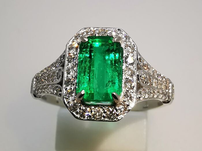 18 kt. White gold - Ring - 1.06 ct Emerald - Diamonds