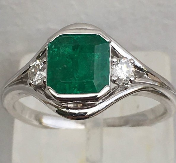 18 kt. White gold - Ring - 2.20 ct Emerald - Diamonds