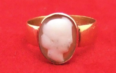 18ct yellow gold ring with cameo, size N/M P...