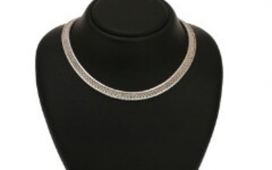 1927/1129 - A necklace of 14k partly corrugated white gold. W. 10 mm. Diam. app. 39 cm.