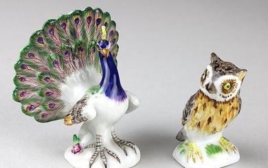 2 small animal figurines Meissen, 2nd half of the 20th century, porcelain with coloured decoration: peacock, h: 5,6 cm and owl, h: 4,5 cm, both on the ground with blue sword mark, 1st choice, peacock with embossed number 77016 and 14 D, owl with stamp...