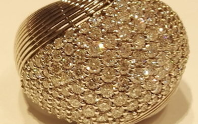 Anello in oro bianco 18 carati con diamanti taglio a brillante incassati a griffe che formano un grande pavé, caratura complessiva ct 2,67 colore H purezza Vs , grammi 9,5 misura dito 52,5 (12,5)
