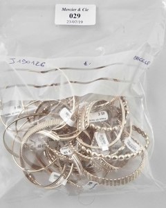 29- Lot de bracelets rigides en métal plaqué…