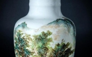 Arte Cinese A porcelain vase painted with landscape