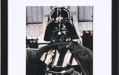 “Darth Vader”. A signed colour photo of the English actor David Prowse (b. 1935) in his role as Darth Vader. Framed. Photo size 25×19 cm.