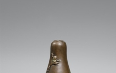 A gourd-shaped Izumi Seijô bronze vase. Aroun ...