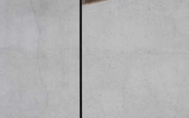 Lampadaire Owalo par Seppo Koho, édition Secto design, le fût en métal noirci, diffuseur en lattes de bouleau, h. 168 cm