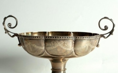 A silver oval octofoil pedestal dish, Birmingham 1908