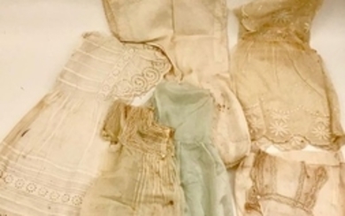 Six robes de bébé avec dentelles tâches de…