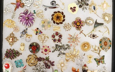 50 VINTAGE COSTUME JEWERLY BROOCHES