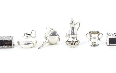 (-), 6 zilveren miniaturen: kraantpot op comfoor, 2...