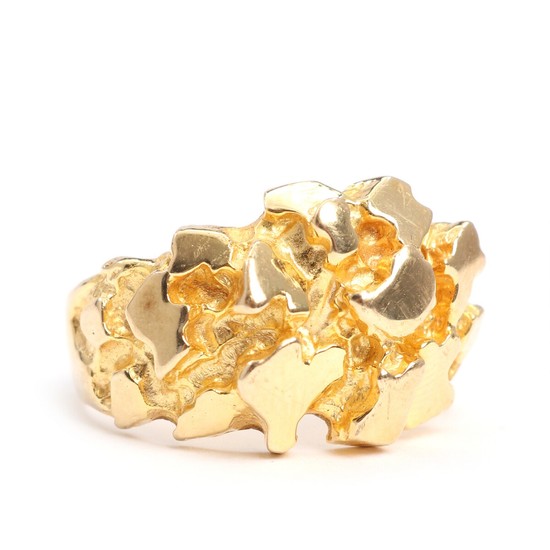 A 14k partially satinated gold ring. Size 60. Weight app. 10.5 g.