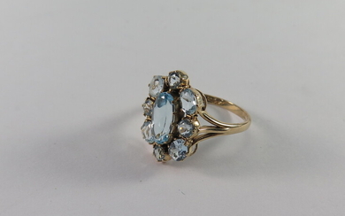 A BLUE TOPAZ AND 9ct GOLD CLUSTER RING