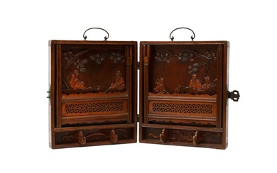 A CHINESE CARVED WOOD 'IMMORTALS' HAT STAND 十九世紀晚期或二十世紀早期 木雕八仙圖紋帽架
