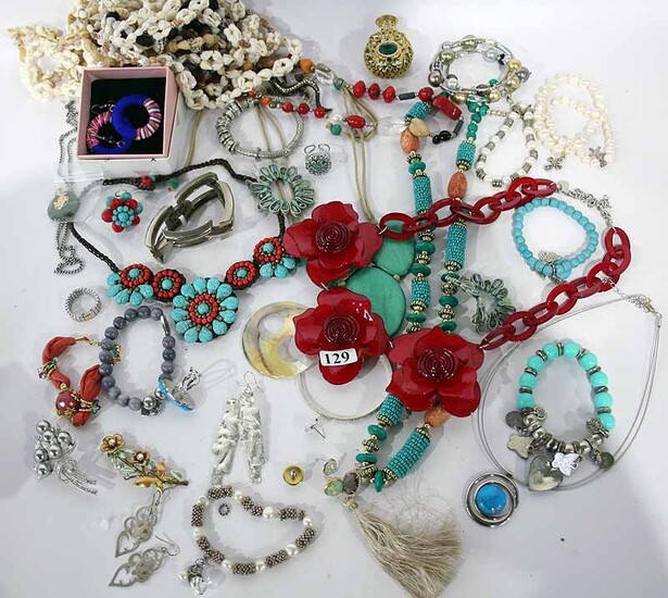 A COLLECTION OF COSTUME JEWELLERY ITEMS