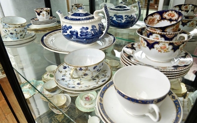 A COLLECTION OF PORCELAIN TEAWARE, VARIOUS MAKERS IN BLUE TONES INCLUDING A COPELAND SPODES TEAPOT