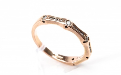 A DIAMOND SET RING IN 18CT ROSE GOLD, SIZE N