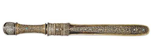 A FINE DAGGER (KONGDI MAJA) WITH RETICULATED GILT BRONZE AND SILVER MOUNTS.