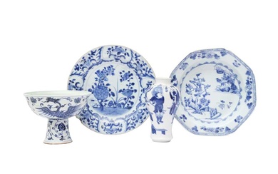 A GROUP OF CHINESE BLUE AND WHITE PORCELAIN 十八至二十世紀 青花瓷器一組