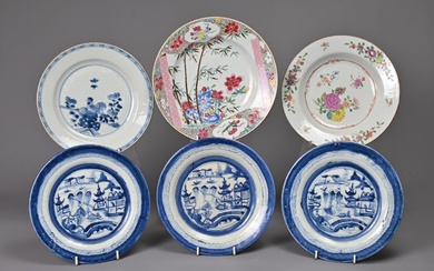A GROUP OF CHINESE PORCELAIN DISHES, 18/19TH CENTURY. To...