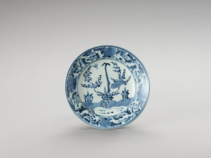 A 'KRAAK' STYLE BLUE AND WHITE PORCELAIN DISH
