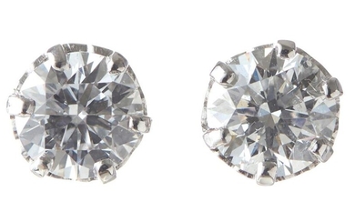 A PAIR DIAMOND STUD EARRINGS IN 18CT WHITE GOLD, THE TOTAL DIAMOND WEIGHT ESTIMATED 2.40CTS, TO POST AND BUTTERFLY FITTINGS