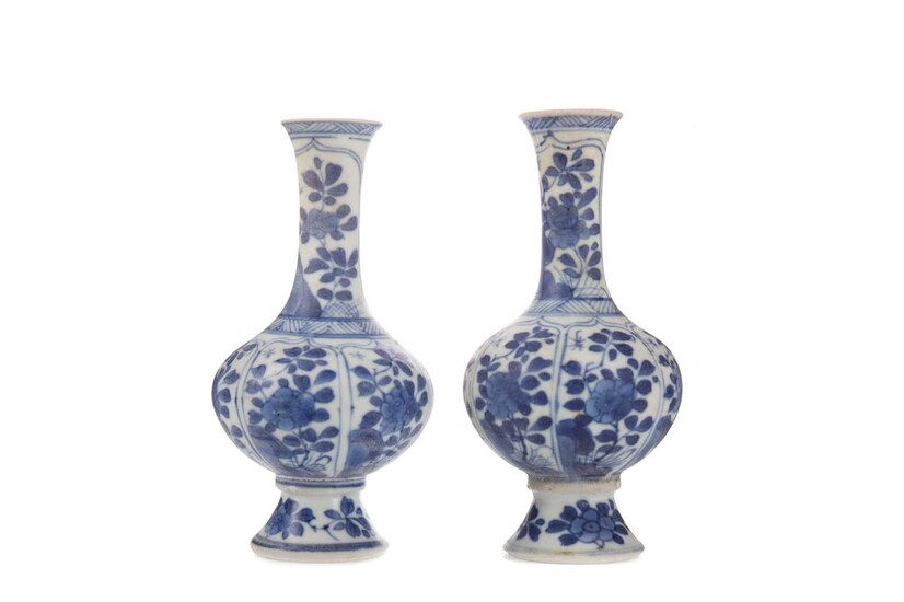 A PAIR OF 20TH CENTURY CHINESE BLUE AND WHITE VASES
