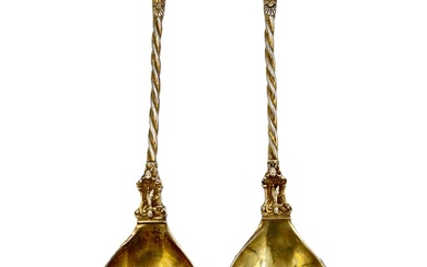 A PAIR OF SILVER GILT APOSTLE SPOONS CARRYING A...