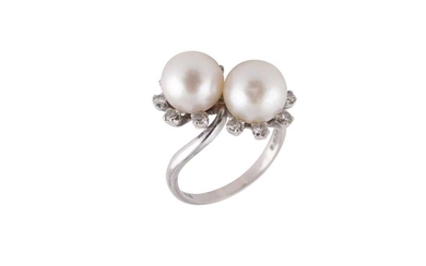 A PEARL AND DIAMOND TOI ET MOI RING