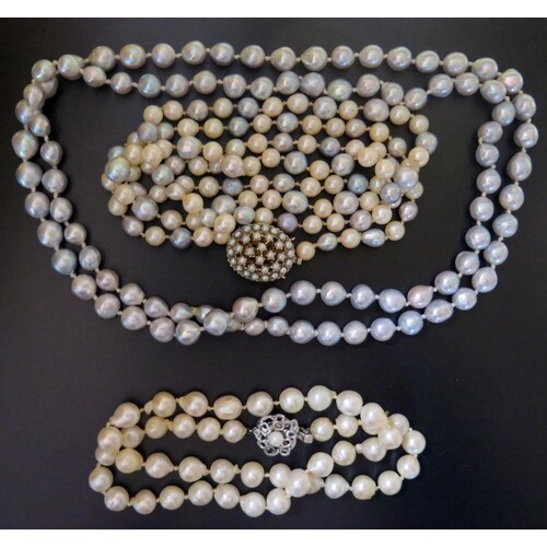 A Pearl Necklace with 9ct Gold Clasp with alternating South ...