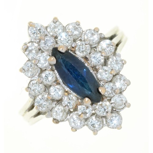 A SAPPHIRE AND DIAMOND CLUSTER RING IN WHITE GOLD, MARKED 18...