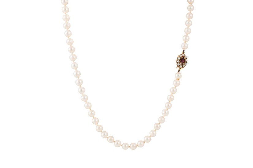 A SINGLE ROWED CULTURED PEARL NECKLACE, to a garnet and pear...