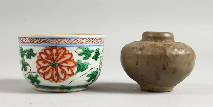 A SMALL 18TH CENTURY CHINESE FAMILLE VERTE BOWL and a