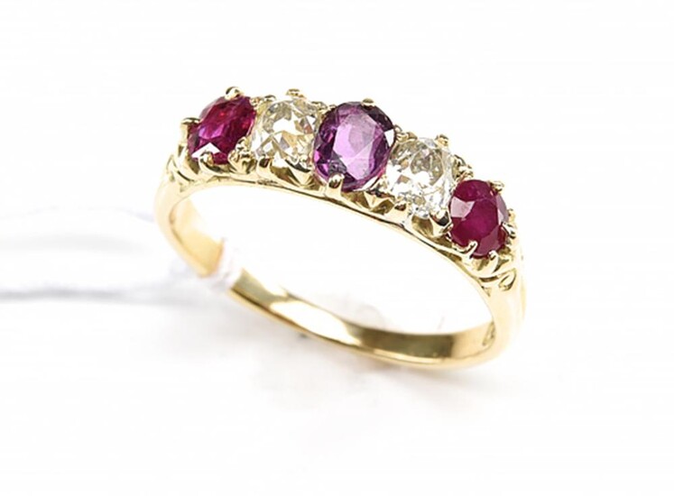 A VICTORIAN RUBY AND DIAMOND RING IN 18CT GOLD, CIRCA 1900, SIZE N-O, 3.7GMS