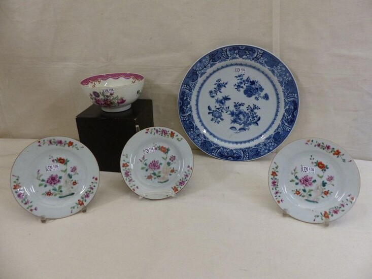 A blue round dish, a bowl and three small porcelain plates. Period : 18th century.