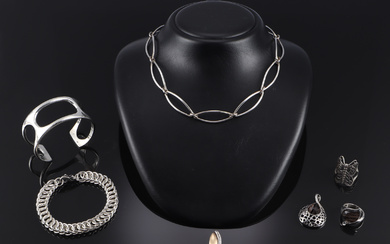 A collection of sterling silver and silver jewelery (7)