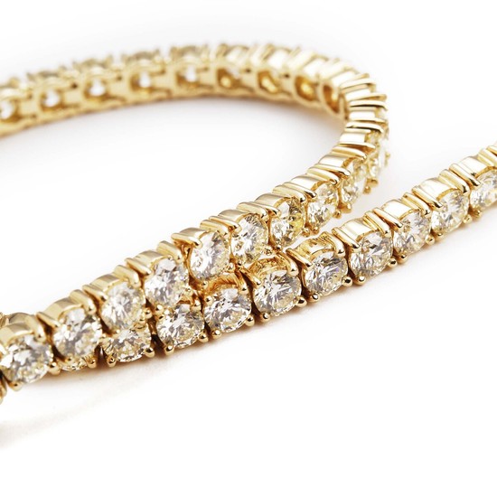 A diamond bracelet set with numerous brilliant-cut diamonds weighing a total of app. 7.33 ct., mounted in 18k gold. L-M/VVS-VS. L. app. 17.5 cm.