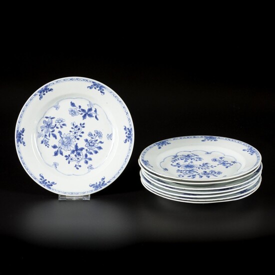 A set of (8) porcelain plates with floral decoration, China, Qianglong.