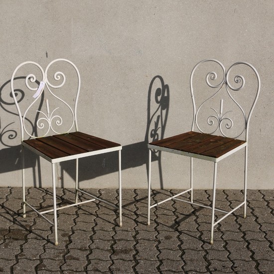 A small suite of iron and wooden garden furniture. Painted. Ca. 1960. (3).