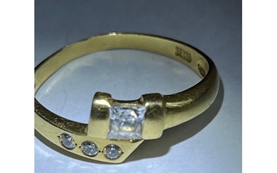 A sparkling Vintage 14ct Gold Diamond Engagement Ring