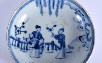 AN 18TH CENTURY CHINESE BLUE AND WHITE SAUCER possibly