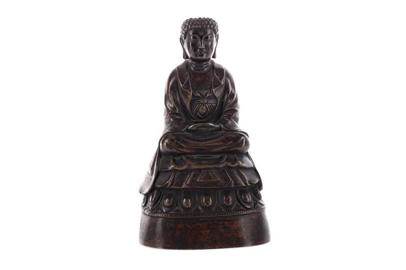 AN EARLY 20TH CENTURY CHINESE BRONZE FIGURE OF A BUDDHA