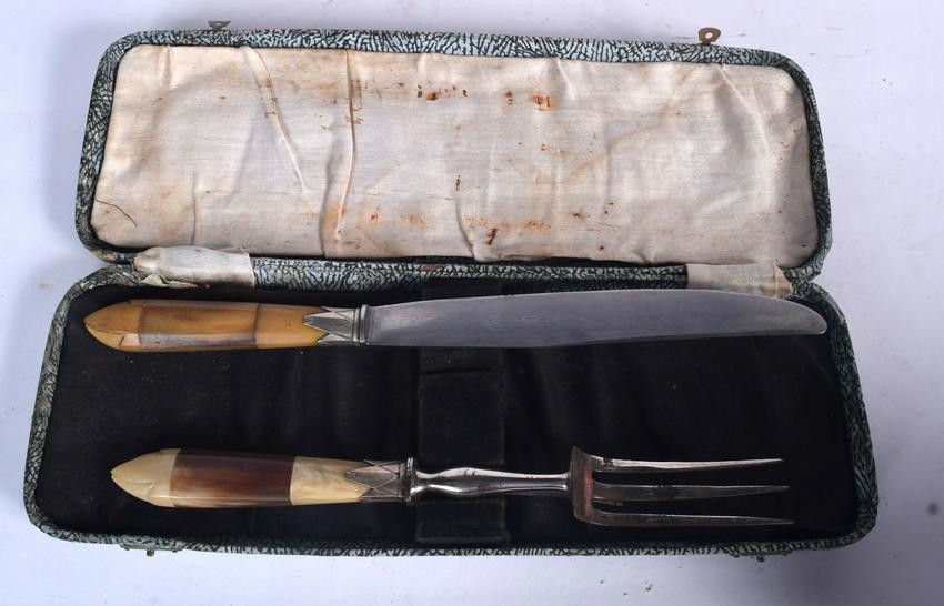 AN EARLY 20TH CENTURY HORN HANDLED CARVING SET