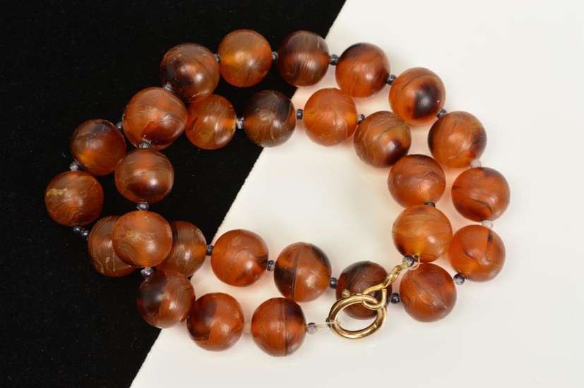 AN EARLY 20TH CENTURY TORTOISESHELL BEAD NECKLACE, designed ...