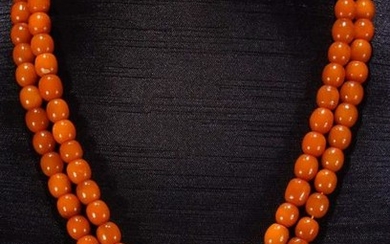 AN OLD AMBER BEADS STRING NECKLACE