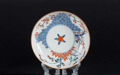 ARTE GIAPPONESE A Kakiemon porcelain dish painted with