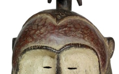 Afrique. Important masque heaume Songye. On notera une jolie restauration indigène en agrafes de métal...