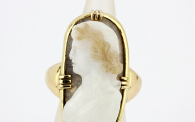 An antique yellow metal (tested high carat gold) glass cameo ring, (F.5).